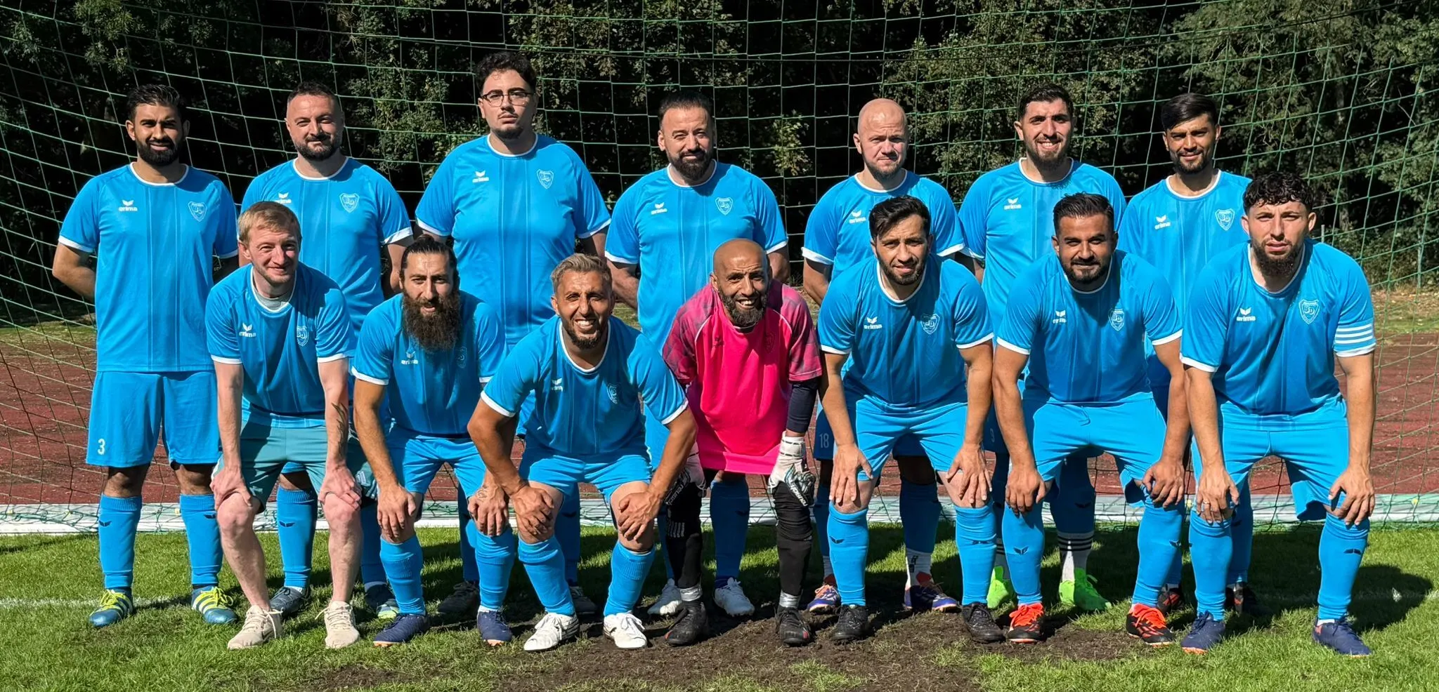 Mannschaftsfoto der 2. Herren in blauen Trikots