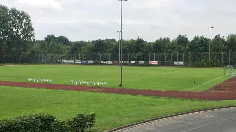 Der Sportplatz mit Tartanbahn hinter dem Vereinsheim