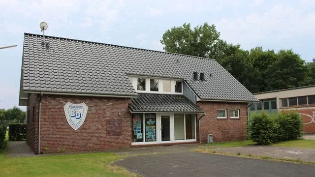 Das Vereinsheim von Borussia Delmenhorst mit Vereinswappen an der Fassade